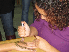 El Ayuntamiento organiza un Taller de Henna dirigido a toda la población